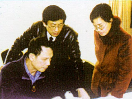 在座談會(huì)上華裔、南非客商通過(guò)攝像機(jī)交流